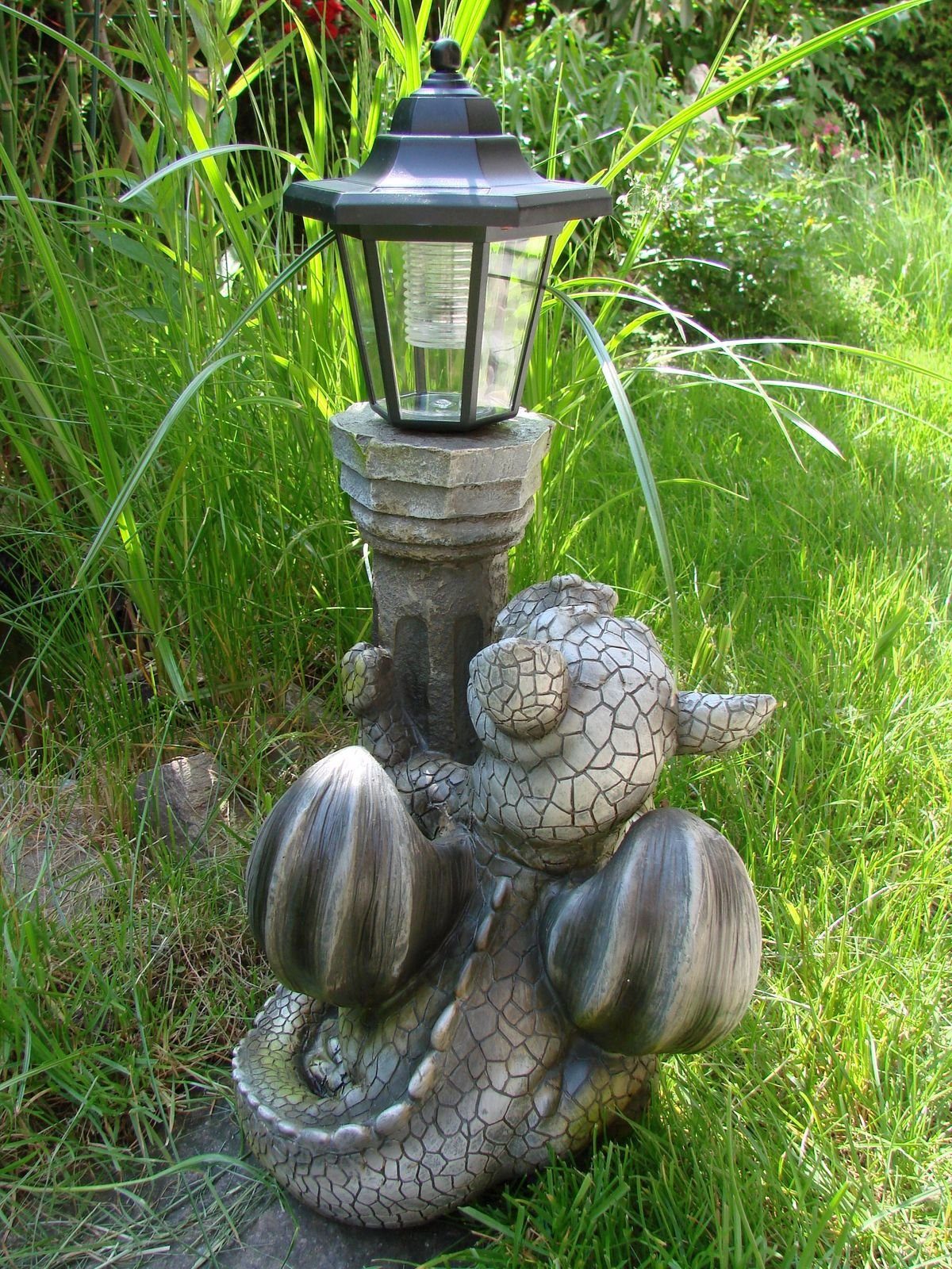 Kremers Schatzkiste Gartenfigur Drache mit Solar Laterne für den Garten Drachenkind