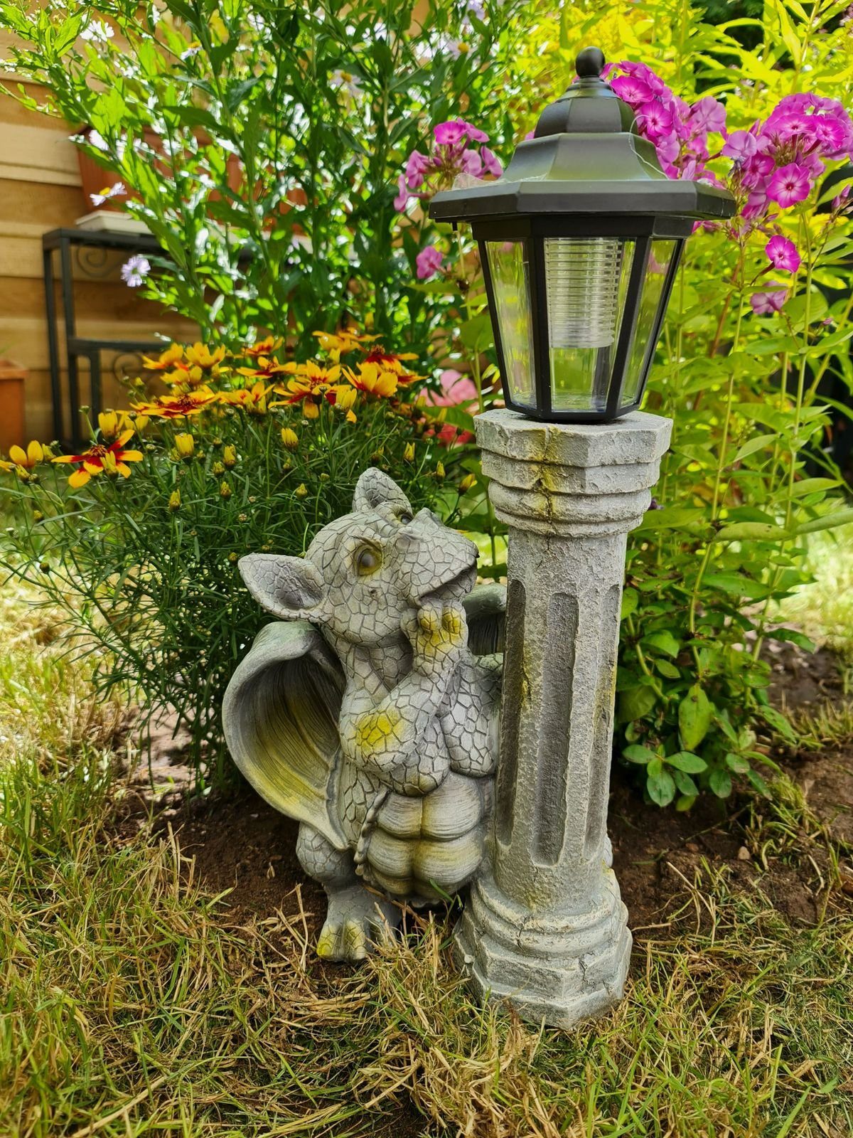 Kremers Schatzkiste Gartenfigur Drache mit Solar Laterne für den Garten Drachenkind